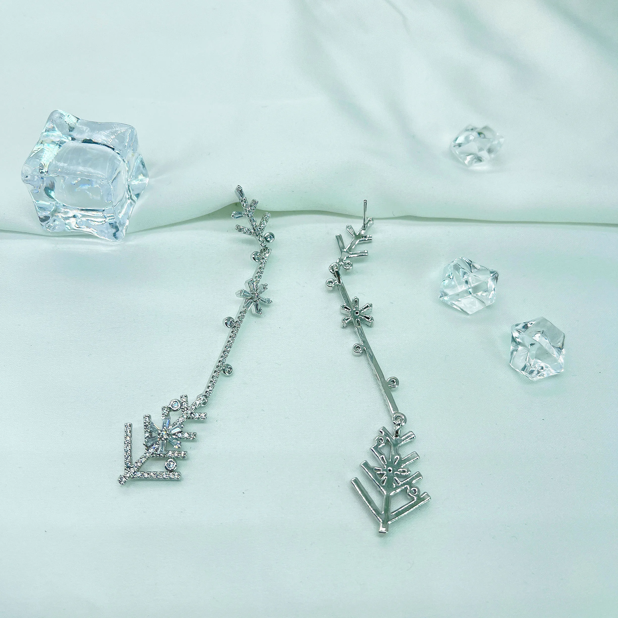 

Серьги-подвески из серебра 925 пробы с фианитом в виде снежинки