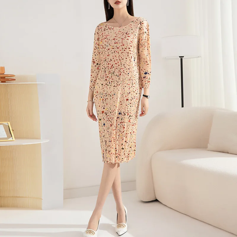 

In The Spring Of 2023The New Dress Is Feminine And Loose And The Round Neck Pullover Is Slim And The Long Fashion Pleated Skirt.