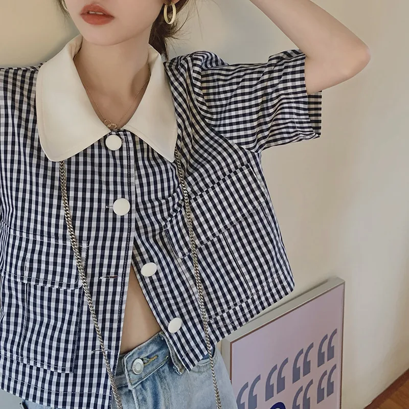 Женский топ с воротником в клетку и коротким рукавом