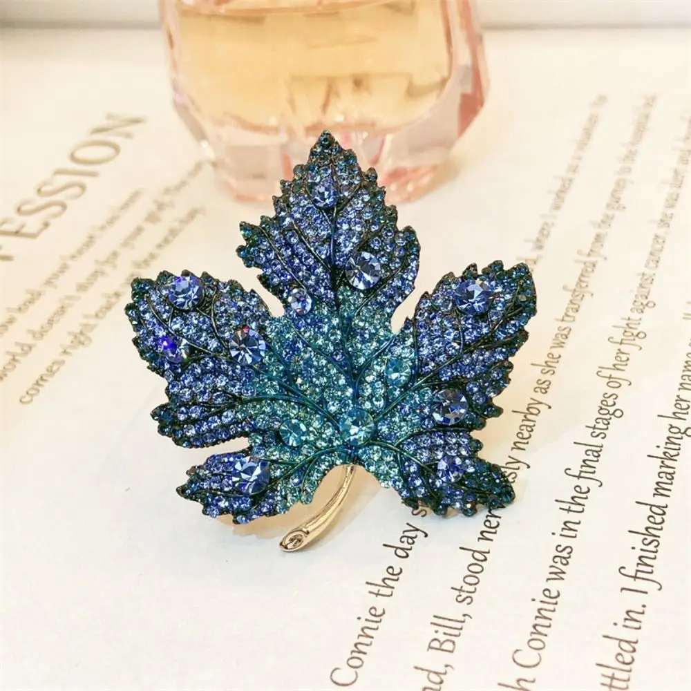 

Colorful Maple Leaf Shaped Brooch Pins for Women Wedding Rhinestone Metal Flower Badges Party Garment Accessories Jewelry Gift