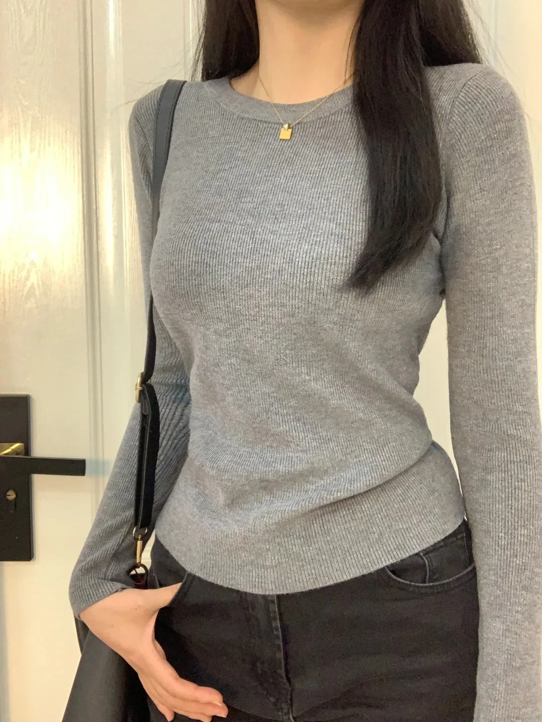 Серый простой высококачественный облегающий вязаный свитер с круглым вырезом