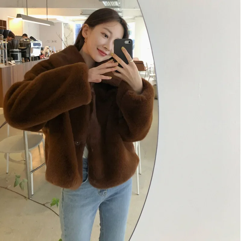 

Autumn and Winter New Fur Coat Women's Short Square Neck Plush Coat Women's Loose and Thickened Fashion Versatile