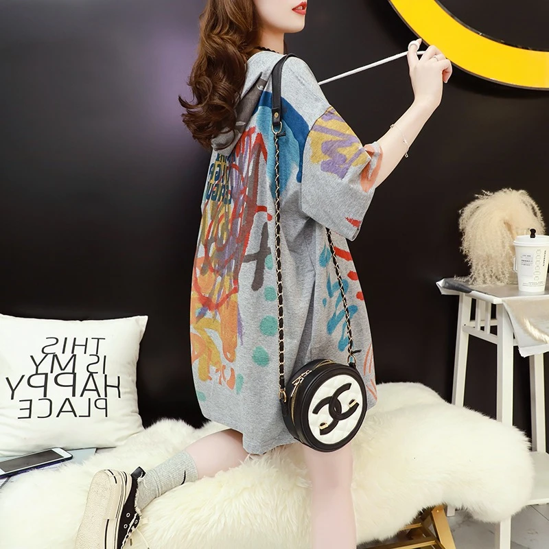 Женская футболка средней длины с коротким рукавом и капюшоном