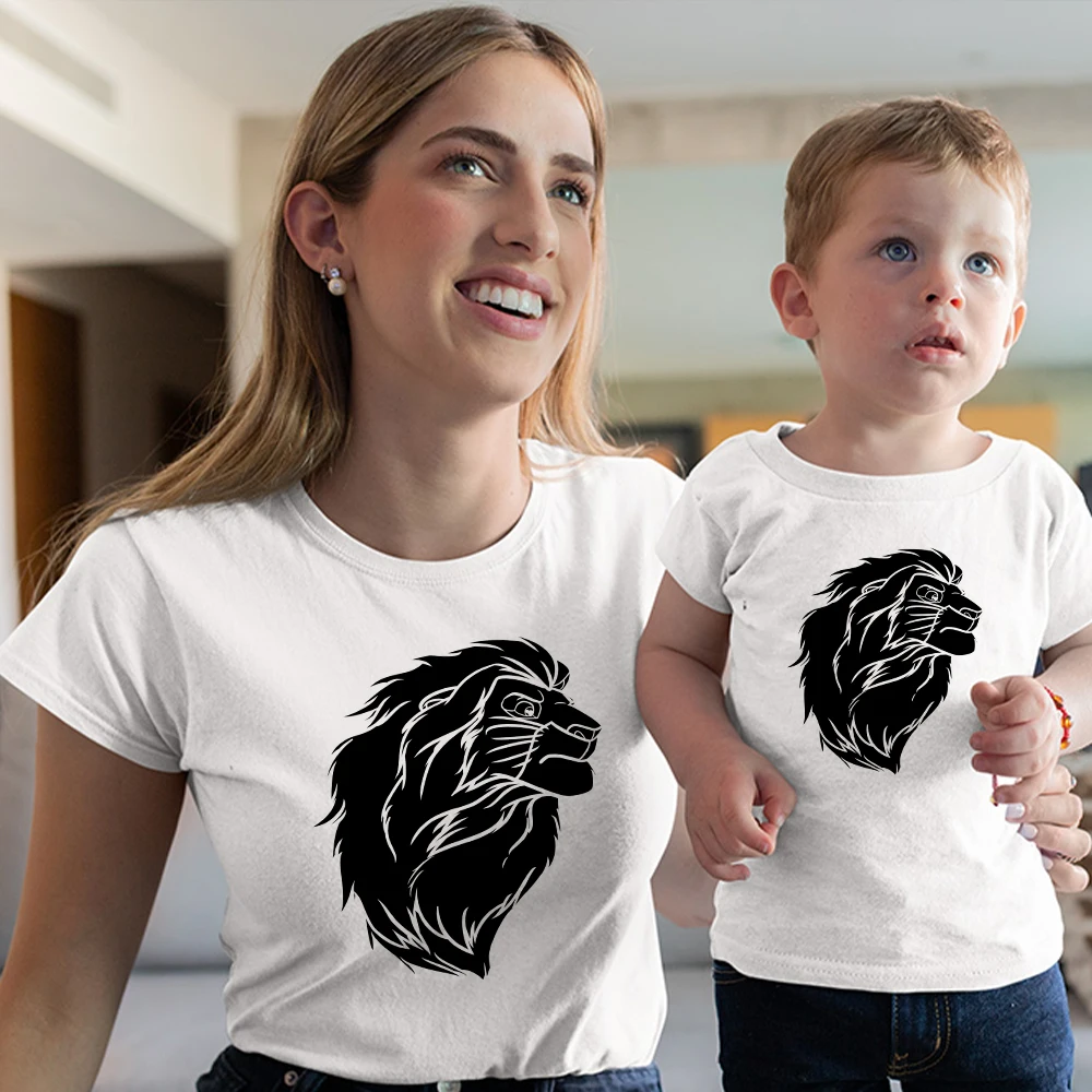 

Одинаковая одежда с милым принтом «Король Лев», «Мама и дочка», летний комбинезон с короткими рукавами для папы и сына, детские футболки в го...