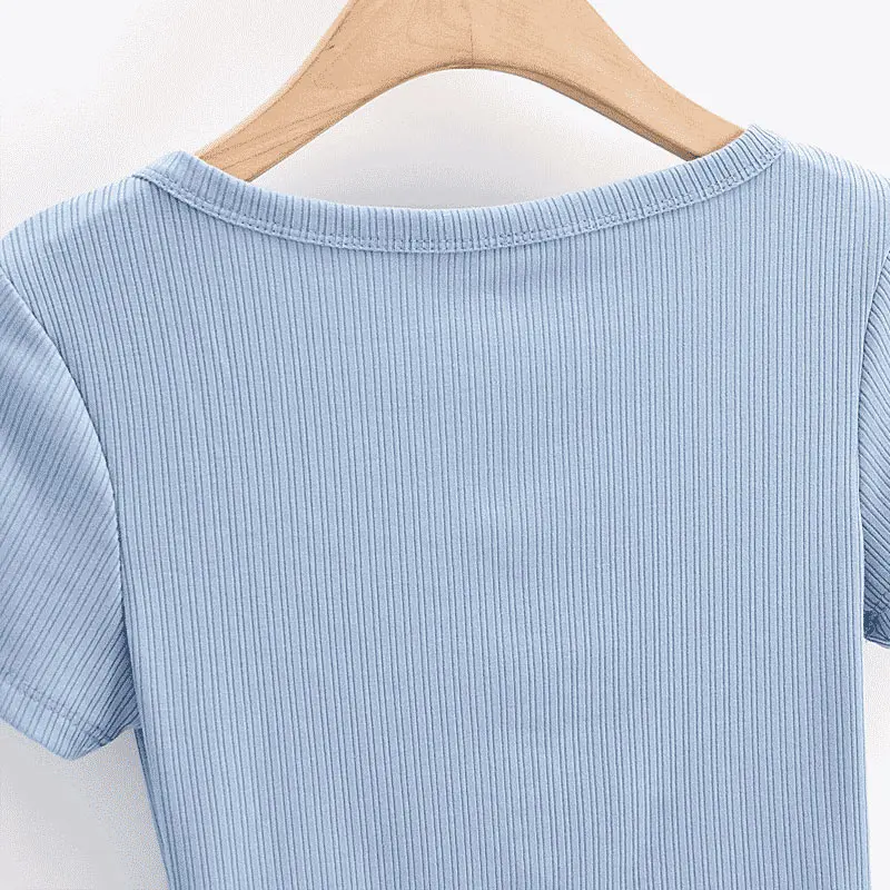 Женский топ с коротким рукавом и пуговицами в рубчик