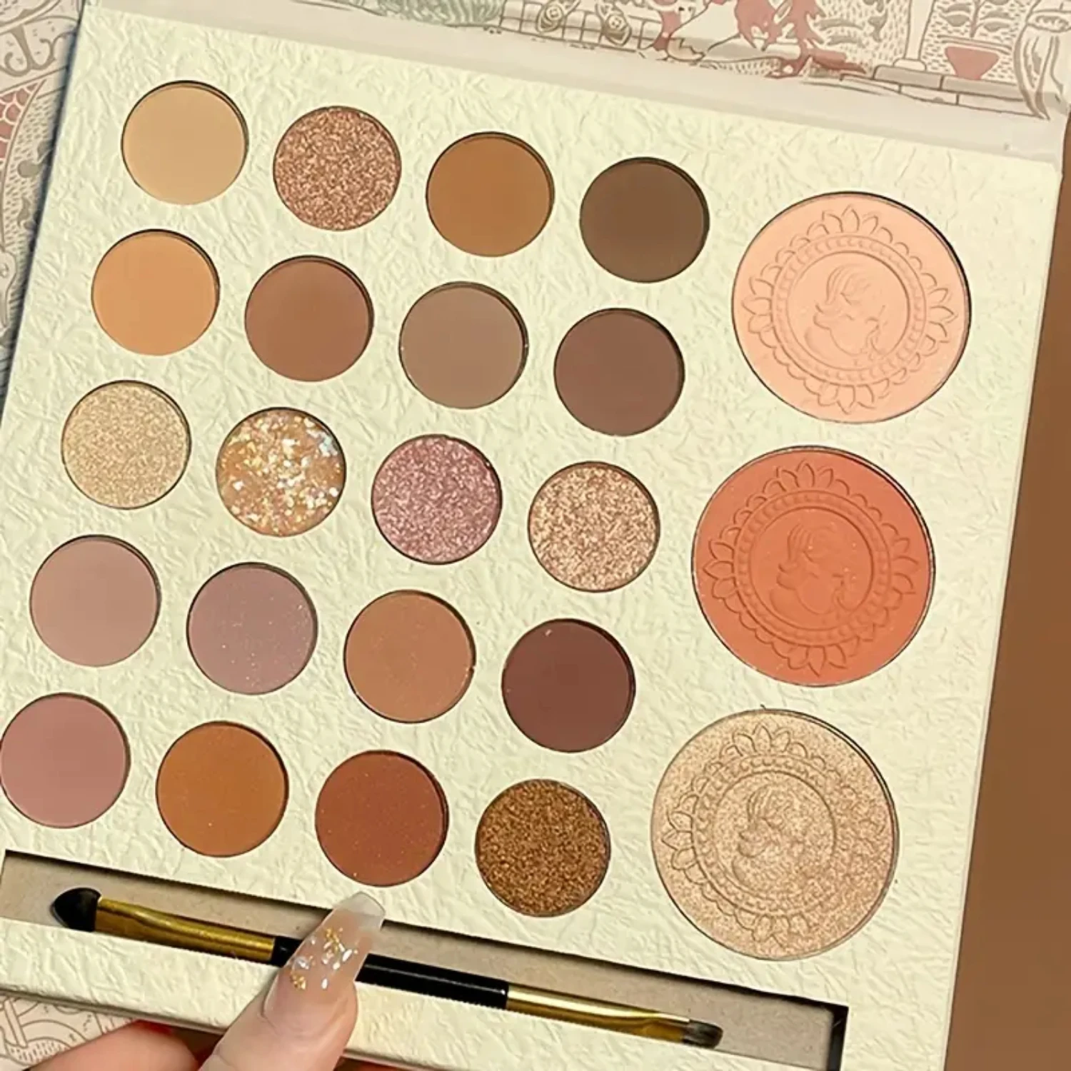 Безупречная и роскошная палитра теней для век с 23 яркими цветами включая жемчуг