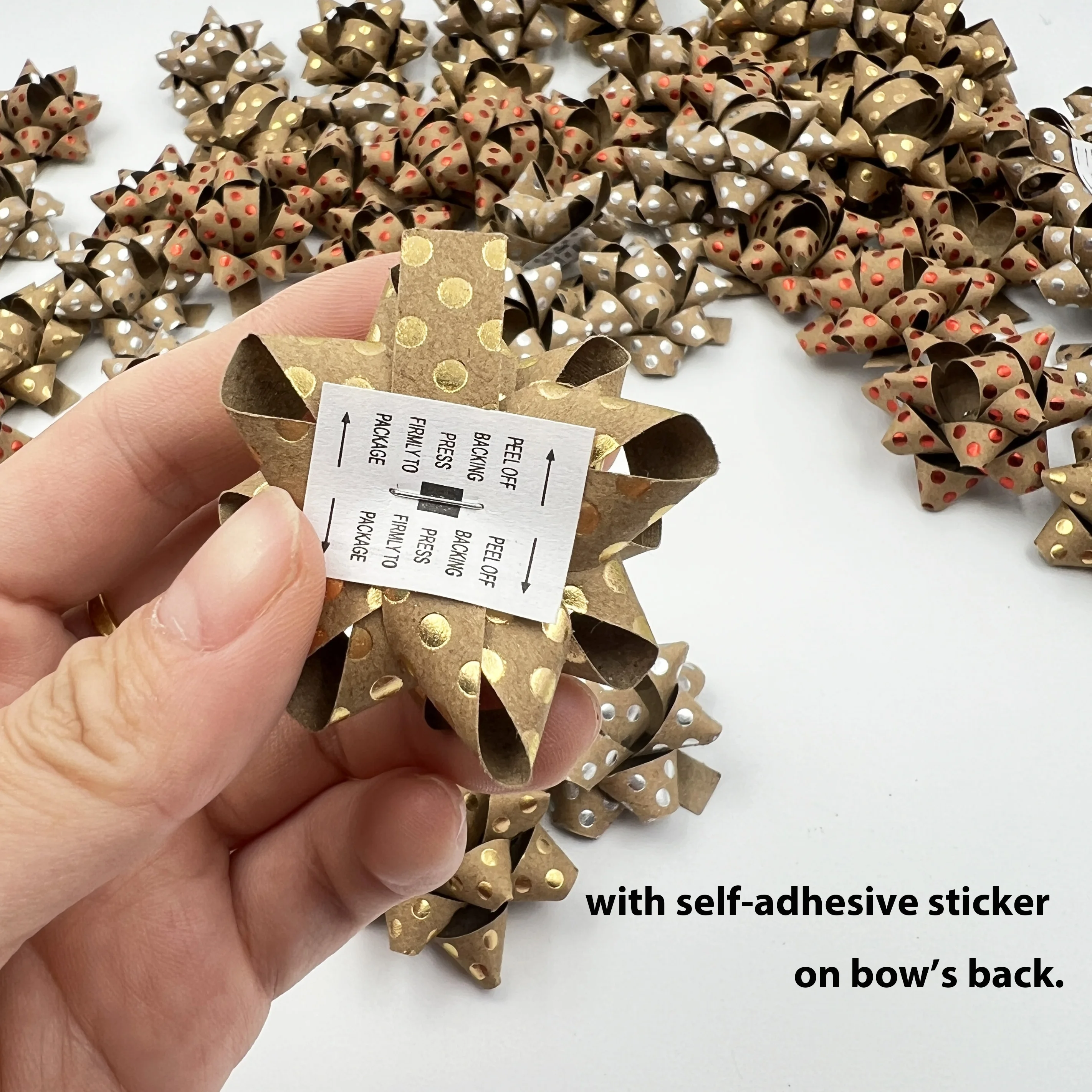 Подарочный набор из крафт-бумаги в горошек с бантом и золотым тиснением дизайн