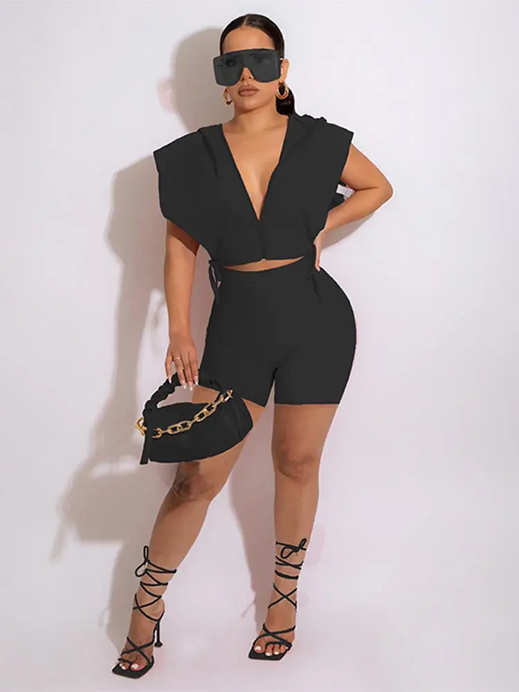 Женский комплект из двух предметов рубашка с капюшоном и шорты боковой завязкой