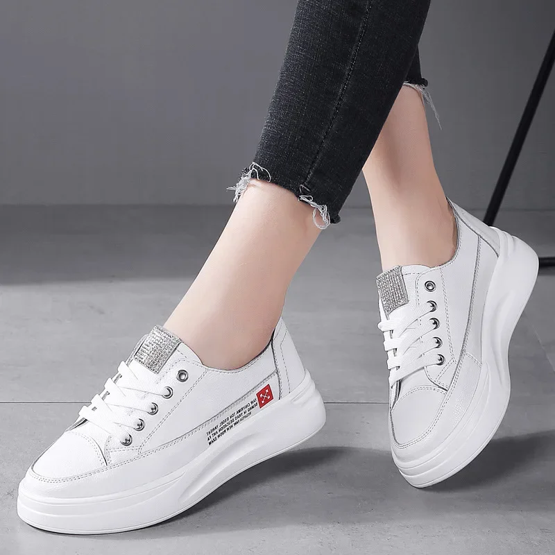 

Новинка, Корейская версия, Папины туфли, кожаные туфли на толстой подошве, маленькие белые туфли, женские Плюшевые Спортивные Повседневные модные туфли с губчатым принтом