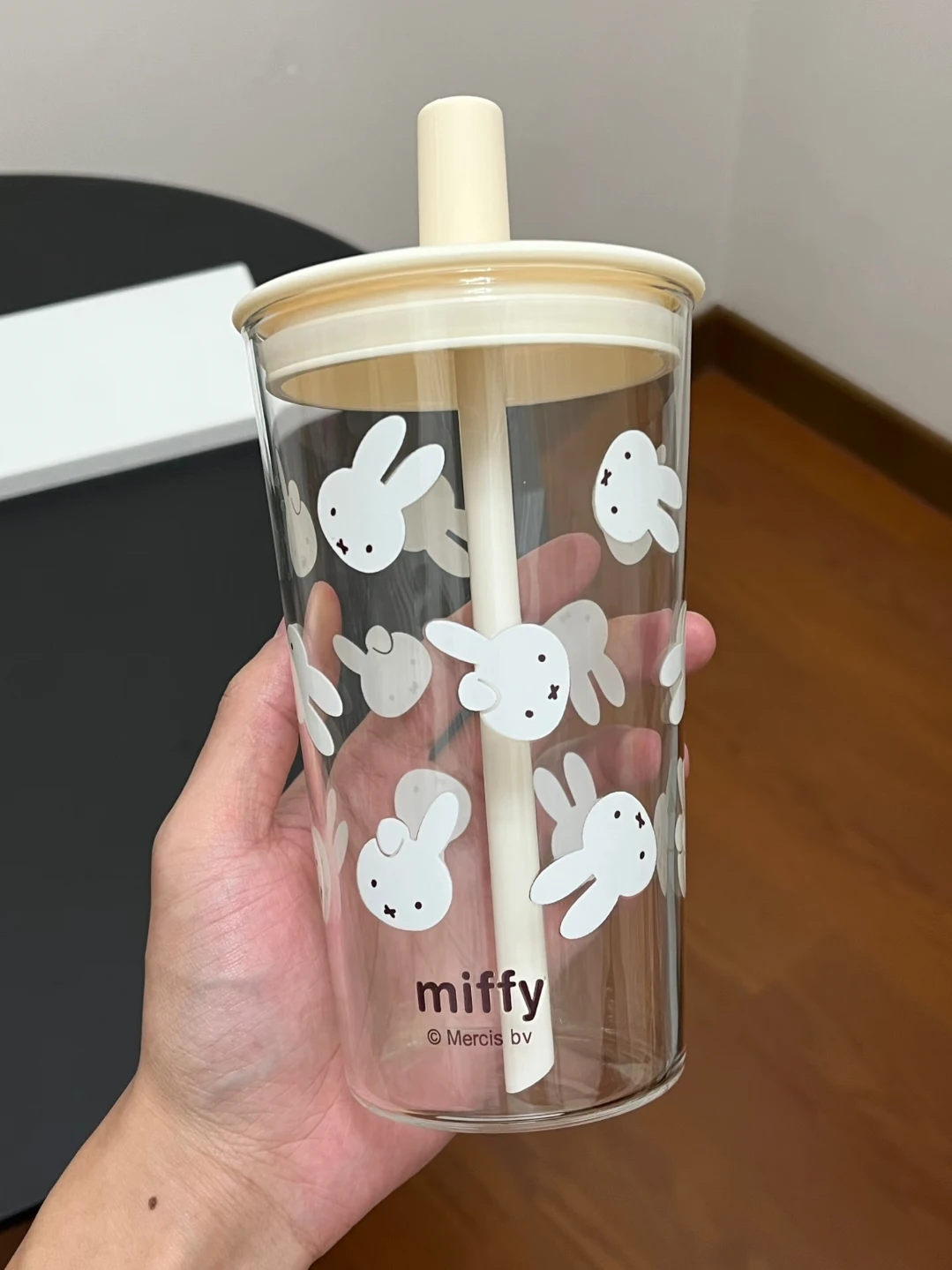Фото Новая креативная стеклянная кружка Miffy: милая мультяшная, стильная, большой емкости, с крышкой, для дома, для чая, девичья, красивая, летний подарок №4