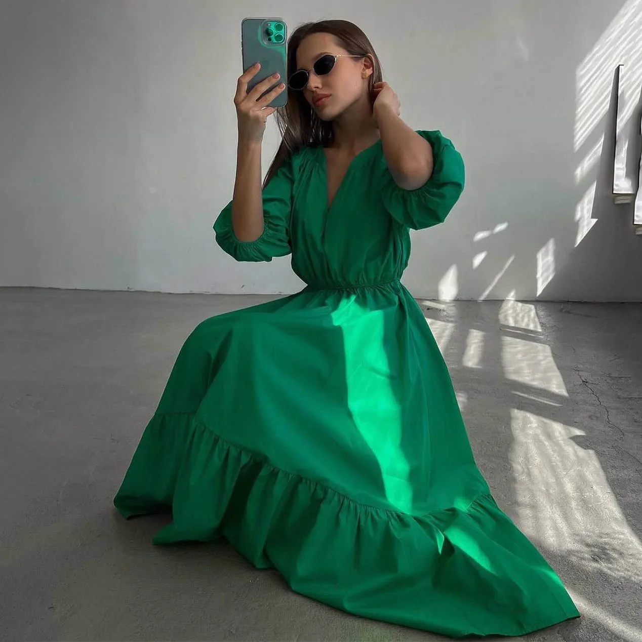 Женское летнее платье с высокой талией и пышными рукавами длинное v-образным