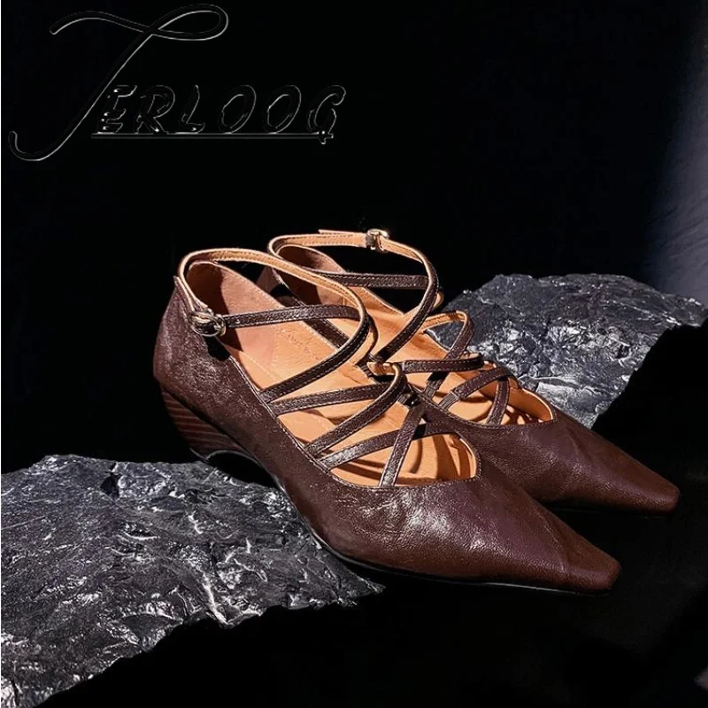 Туфли на каблуке с острым носком. Новые сандалии 2024. Тенденция дизайнерской обуви