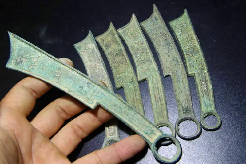 китайская монета нож. монета нож древний китай. древние китайские монеты в виде ножа. древние китайские ножи. деньги ножи.