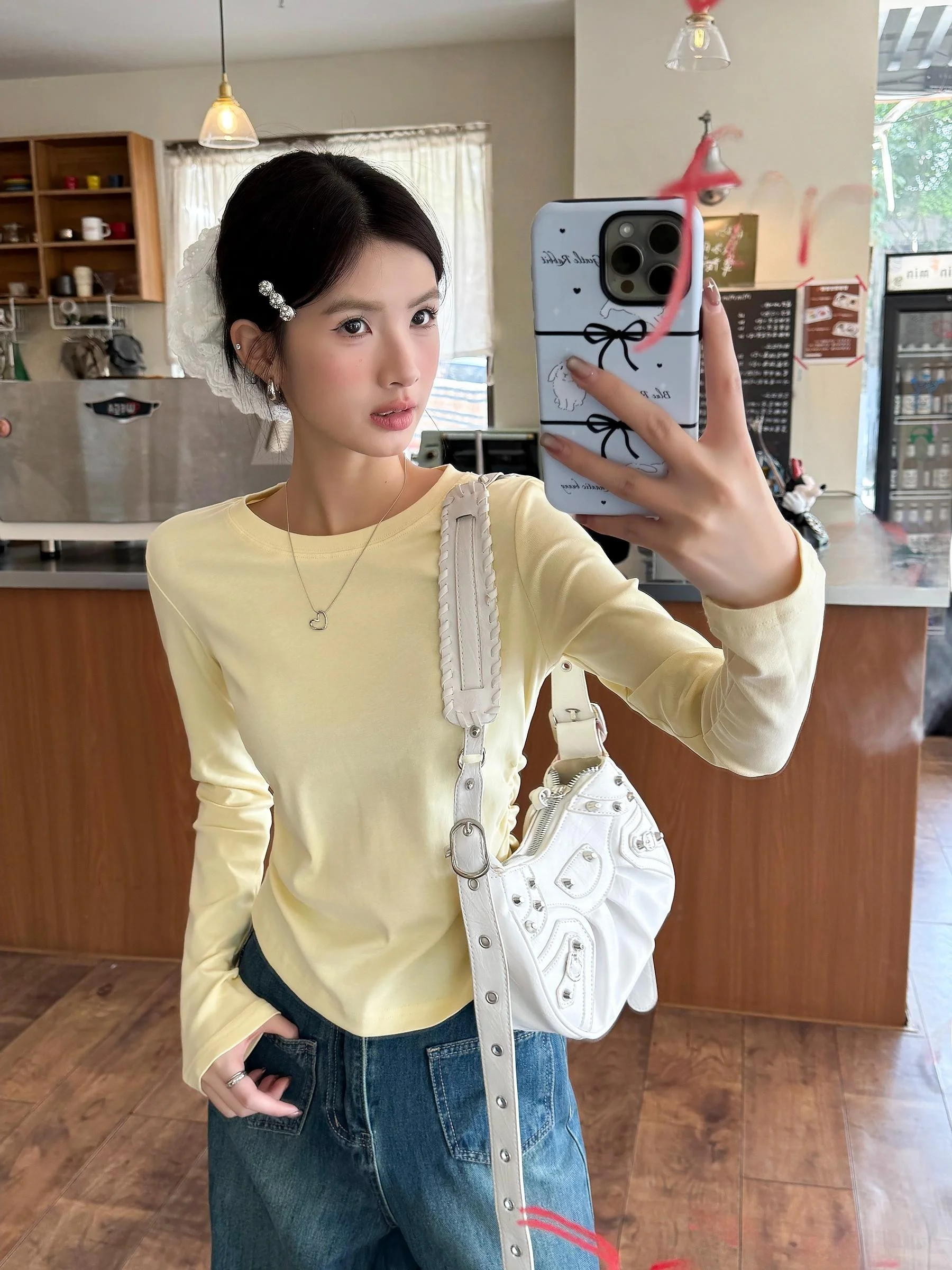 Нежная желтая рубашка с круглым вырезом и длинными рукавами плиссированная