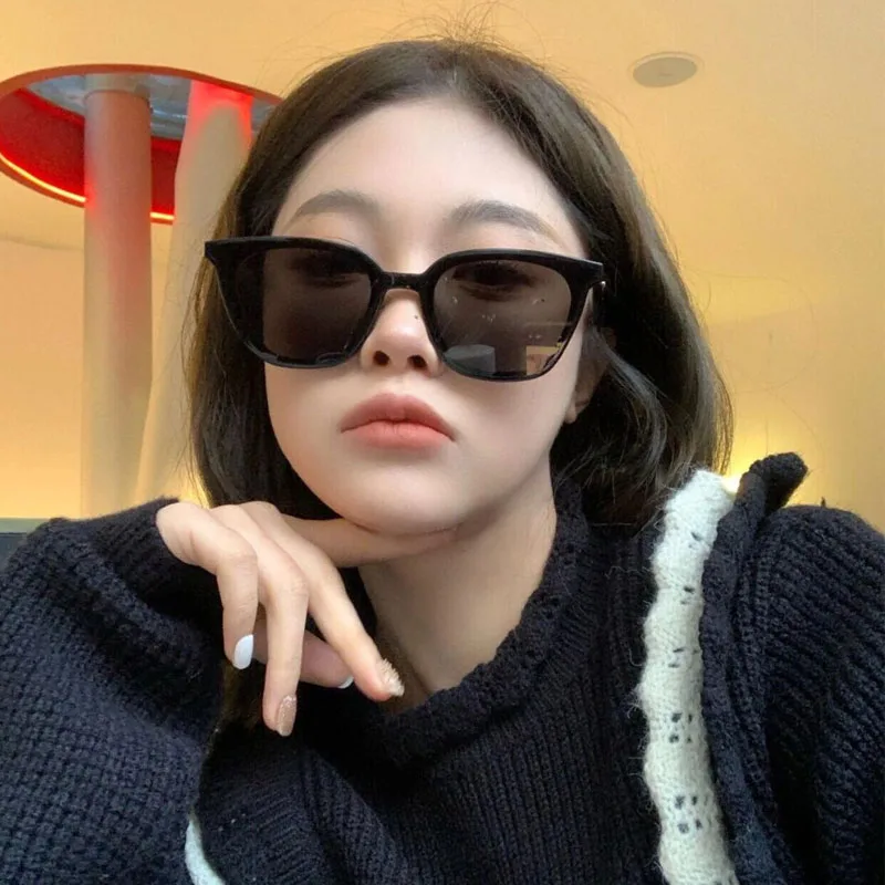 

Yuumi Lilit Sunglasses For Women Mens Black Eyewear Cat eye MGlasses Spy Fashion Oversized Luxury Designer Brand Jennie Korea