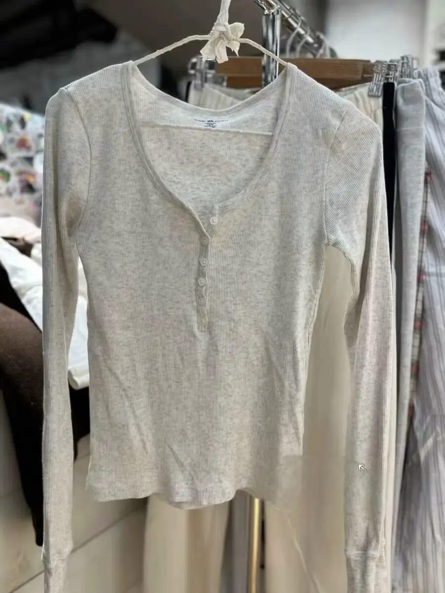 Укороченная нежная футболка на пуговицах для женщин осень 2024 тонкая майка с