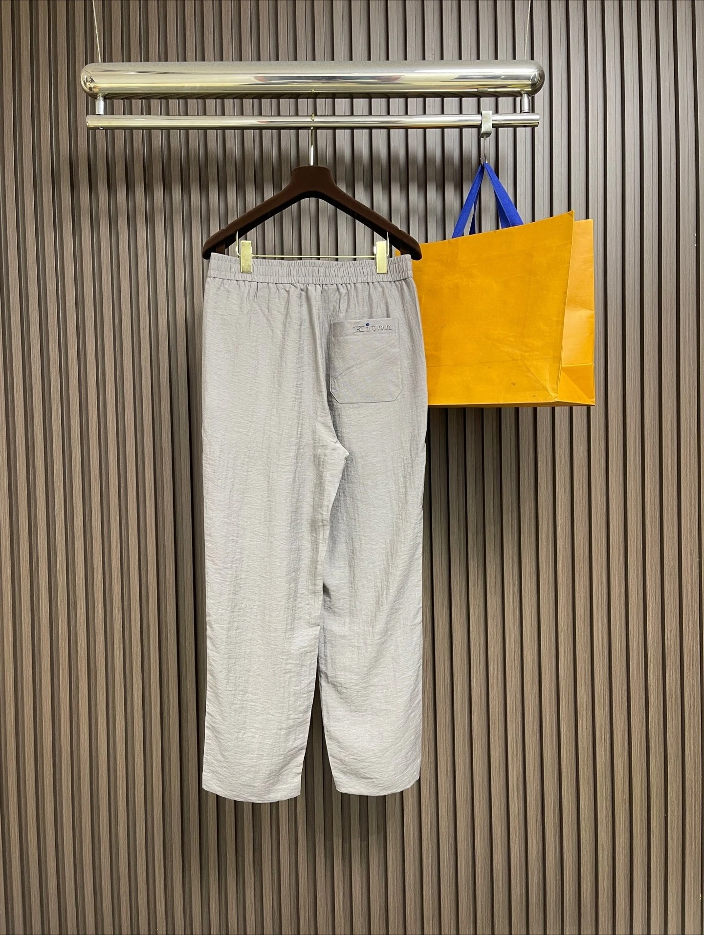 Мужские повседневные брюки Kiton 2026SS (ВеснаЛето) из Италии, однотонные, комфортные, универсальные, для города (art.: 3920dc78b44d4) - 3920dc78b44d4