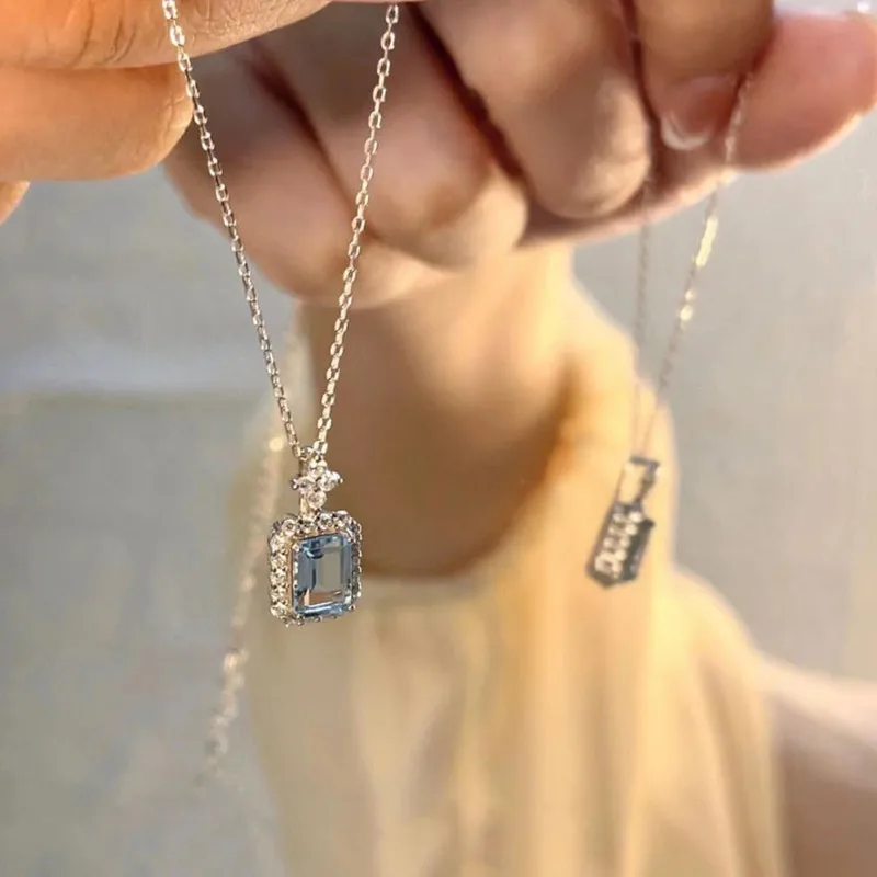 Изысканное женское ожерелье с голубым квадратным кристаллом
