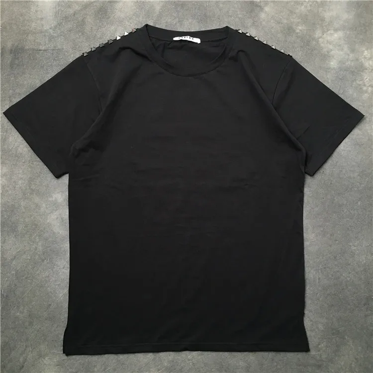 

High New Novelty 2022 Men Metal rivet Shoulder T Shirts T-Shirt Hip Hop Skateboard Street Cotton T-Shirts Tee Top kenye #A535