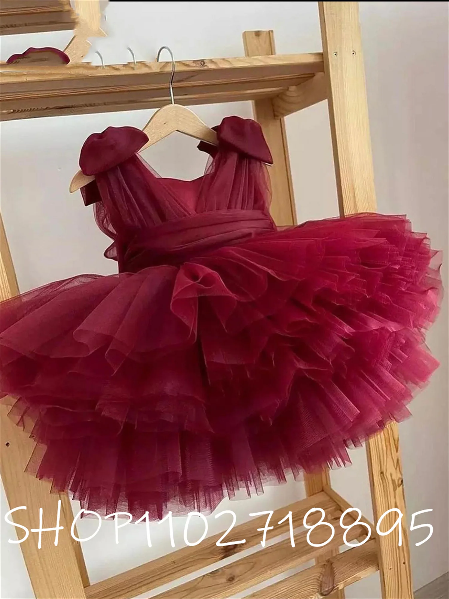 

Платье для девочки с пышными рукавами и цветами бордового цвета