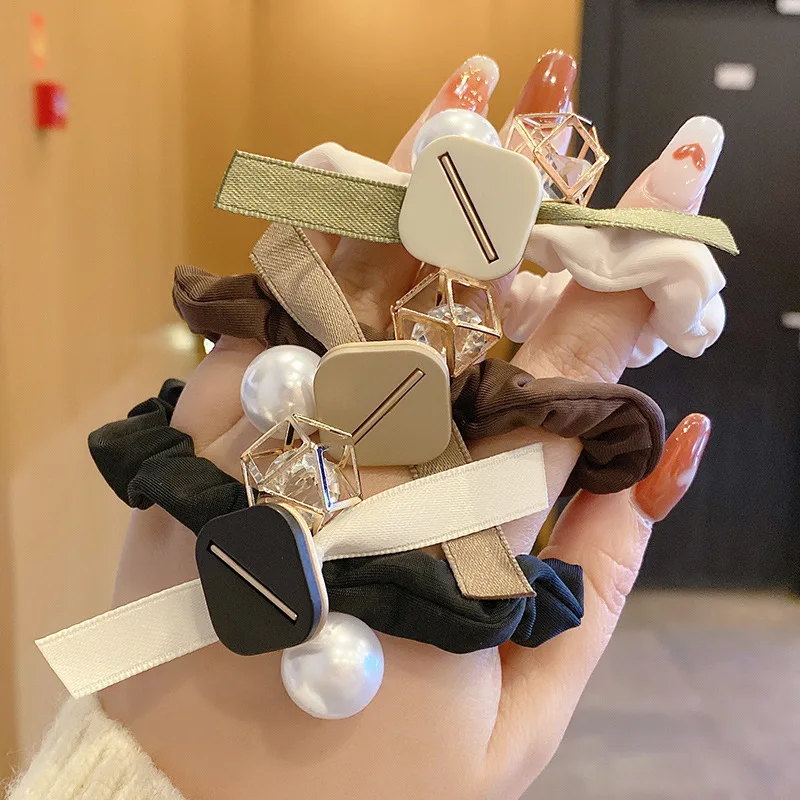

Elegant Women Scrunchies With Pearl Birthday Wedding Party Hair Accessories For Ladies Rubber Bands Ponytails Holder Headdress