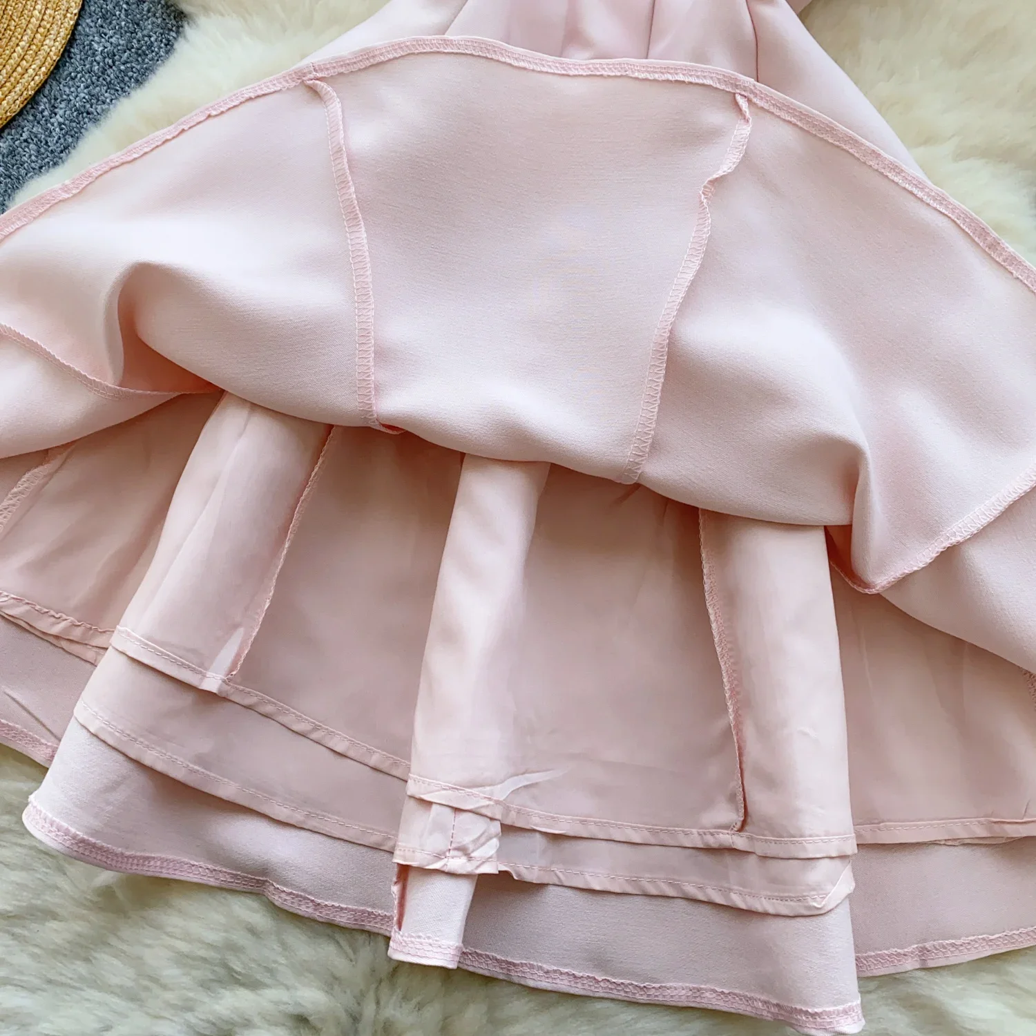 Женское платье без рукавов с разрезом на шее