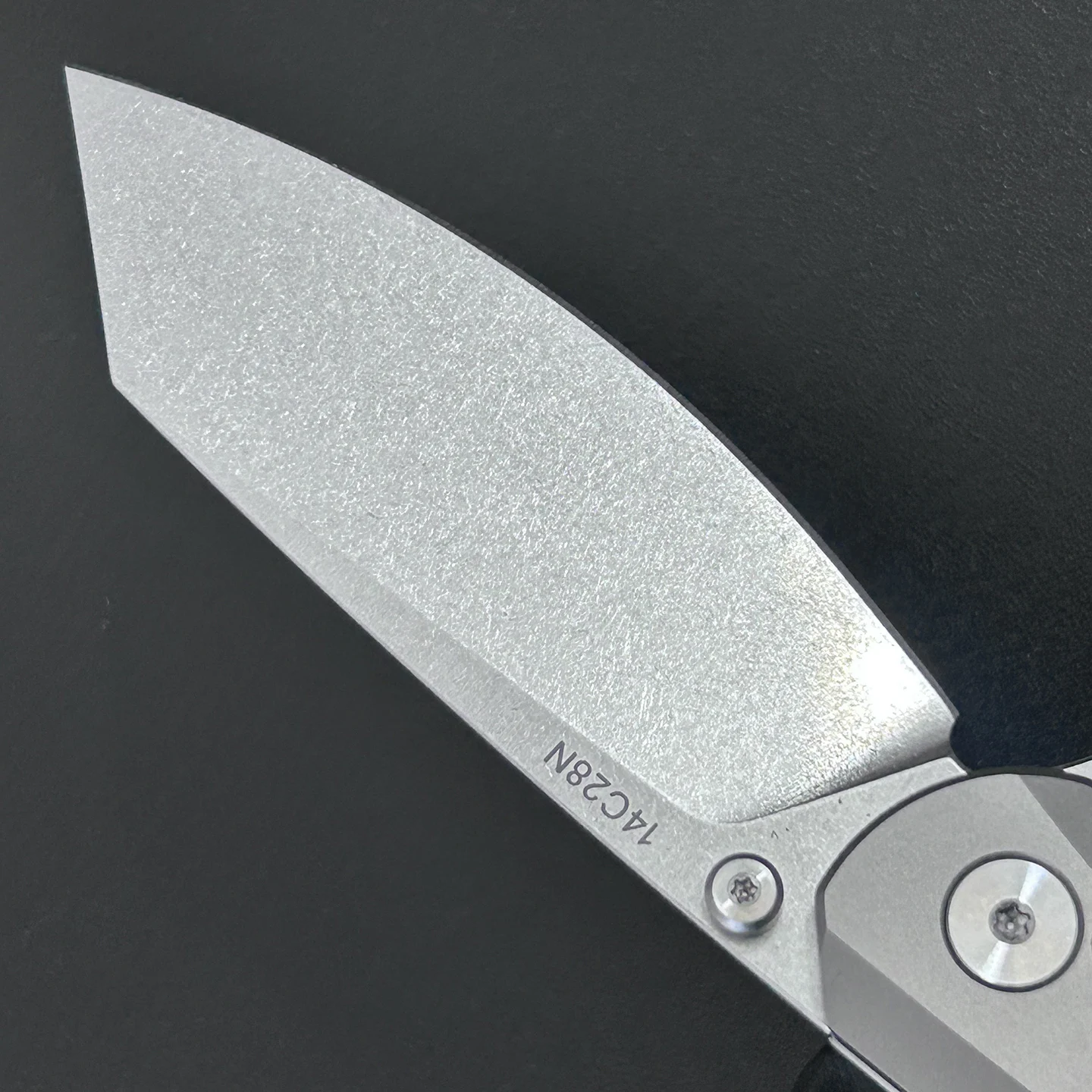 Фото Складной нож QK Original Design Gray‑Owl с клинком из стали 14C28N с обработкой Stone Washed и рукоятью из титана TC4 с пескоструйной обработкой, инструмент для кемпинга, кухни и повседневного использования. №5
