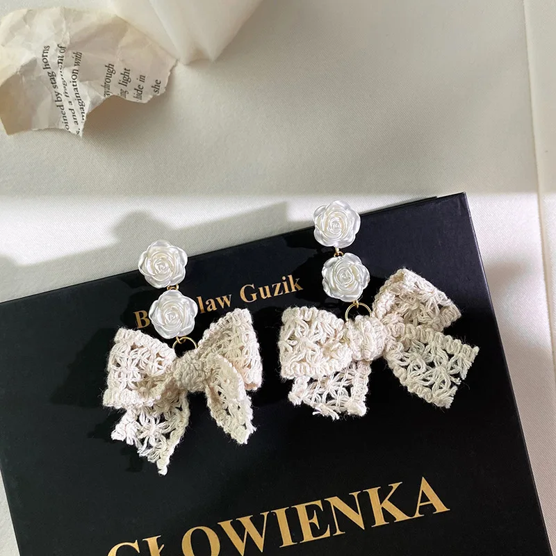 

Retro White Cotton Sweet Bow Pendant Earrings for Women Temperament Flower Ear Stud Earrings Jewelry Gift
