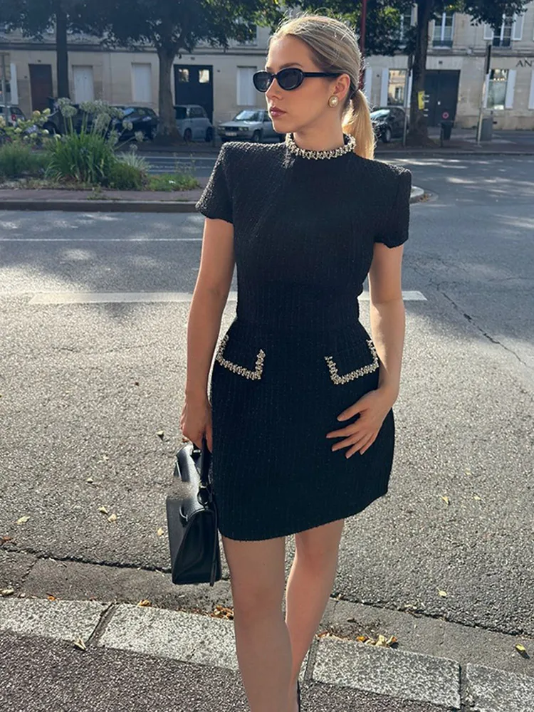 Женское трикотажное платье-трапеция с круглым вырезом и коротким рукавом