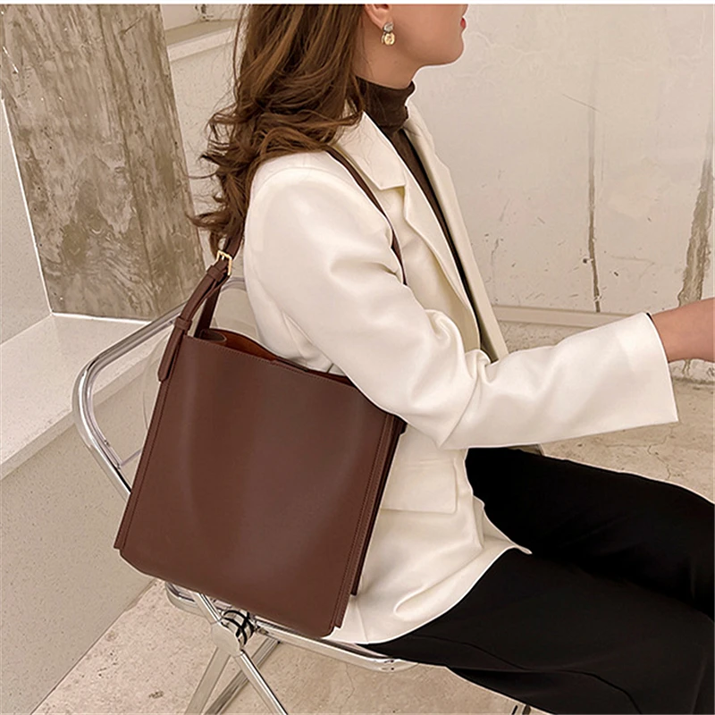 Large Capacity Women's Bag 2022 Spring New Trend Messenger Shoulder Bag Commuter Bag High Quality Tote Bag Handbag Bucket Bag