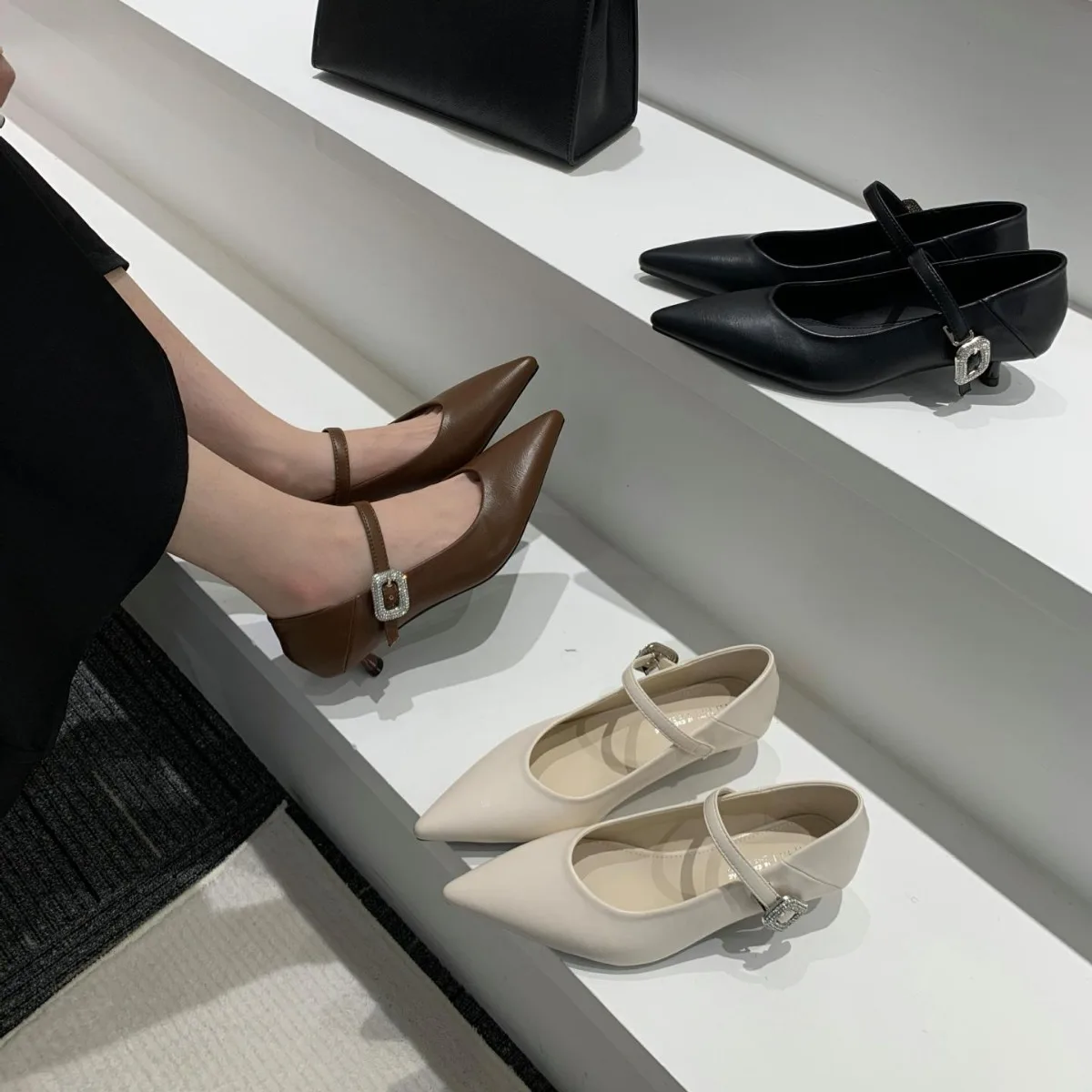 Повседневная женская обувь универсальная осенняя элегантная черная на плоской