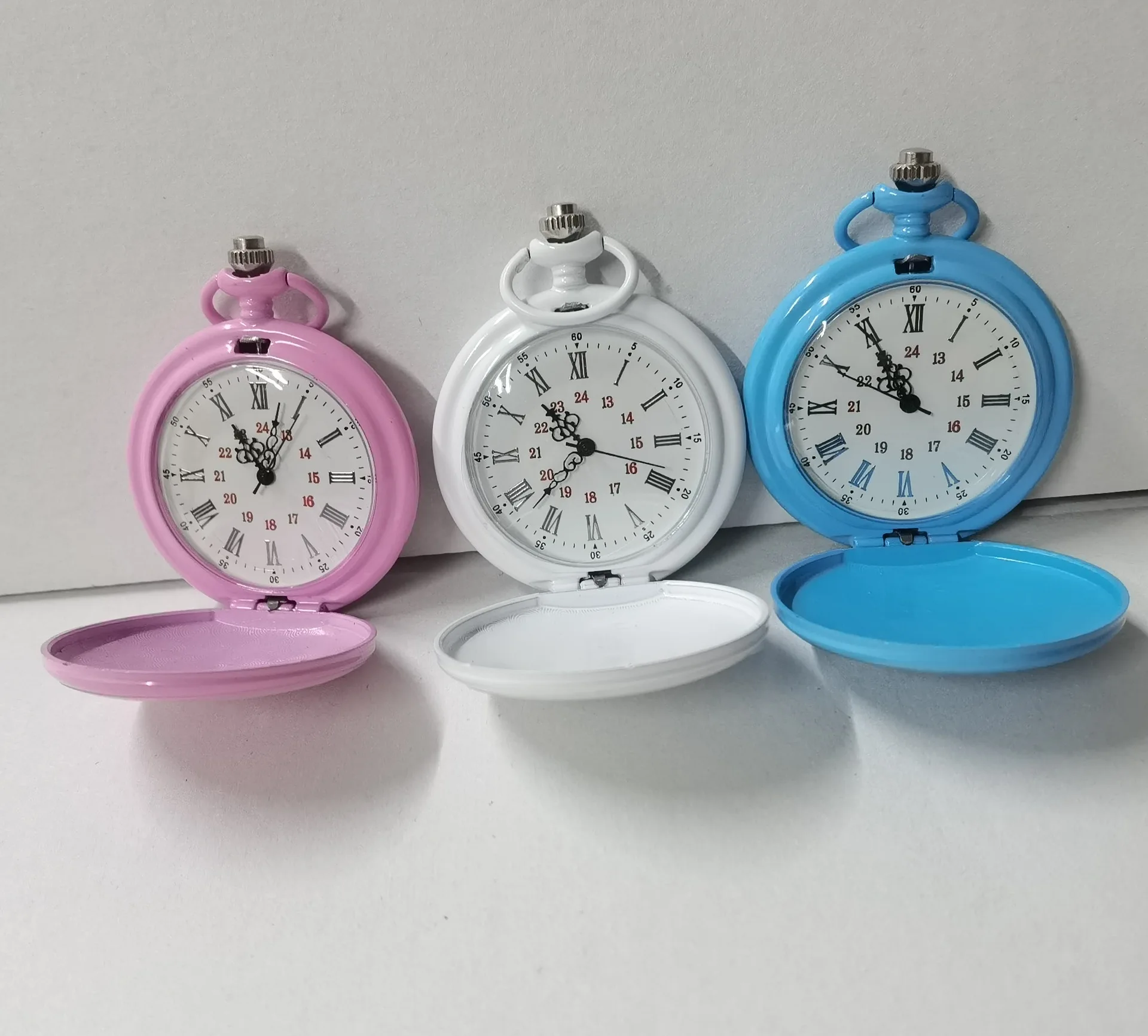 

Гладкие красочные кварцевые карманные часы в новом дизайне для мужчин с римскими цифрами, милый циферблат, цепочка-брелок, подвеска, мужские часы в подарок