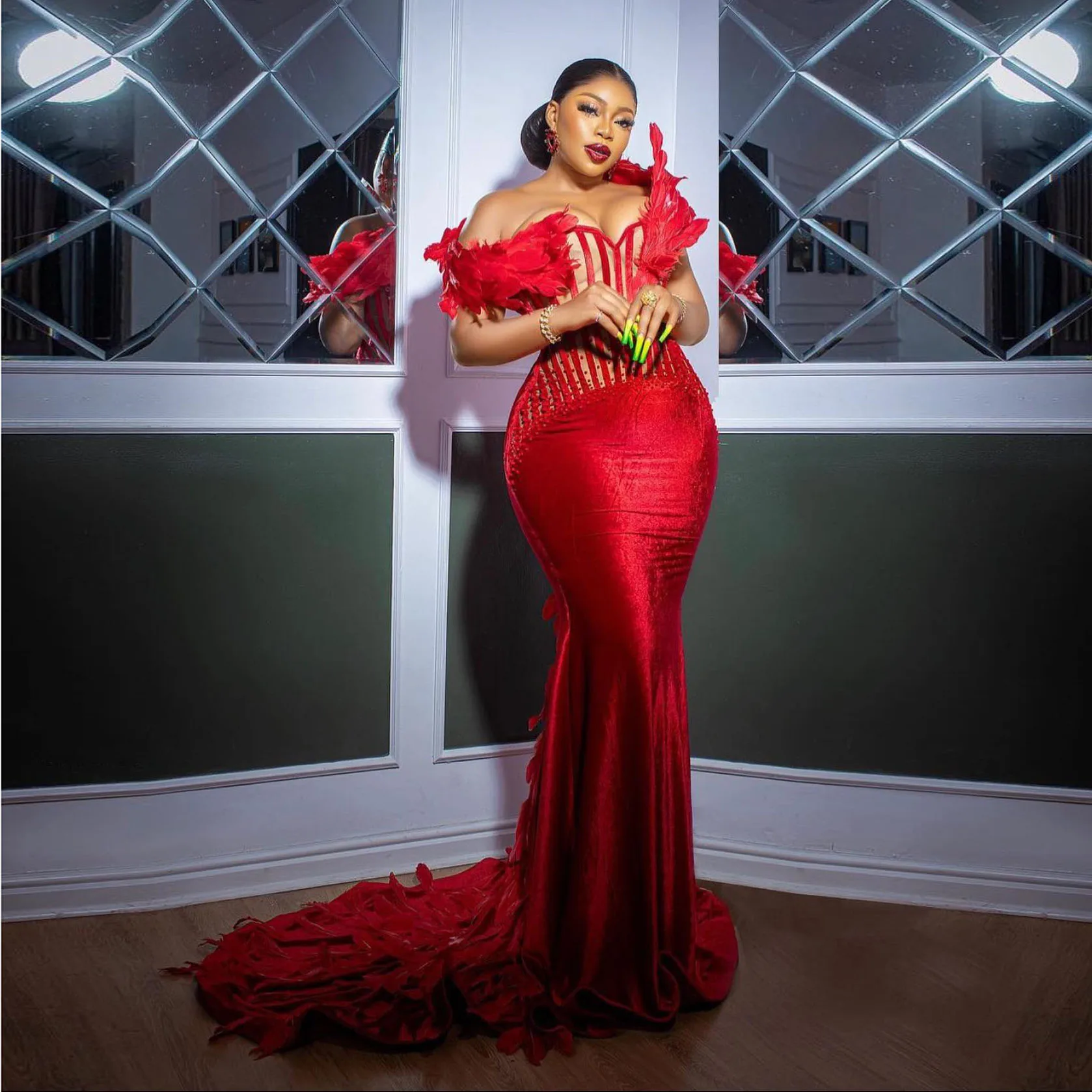

New Arrival Red Velvet African Prom Dresses with Feather Long Train Off the Shoulder Corset Ostrich Aso Ebi Evening Formal Dress