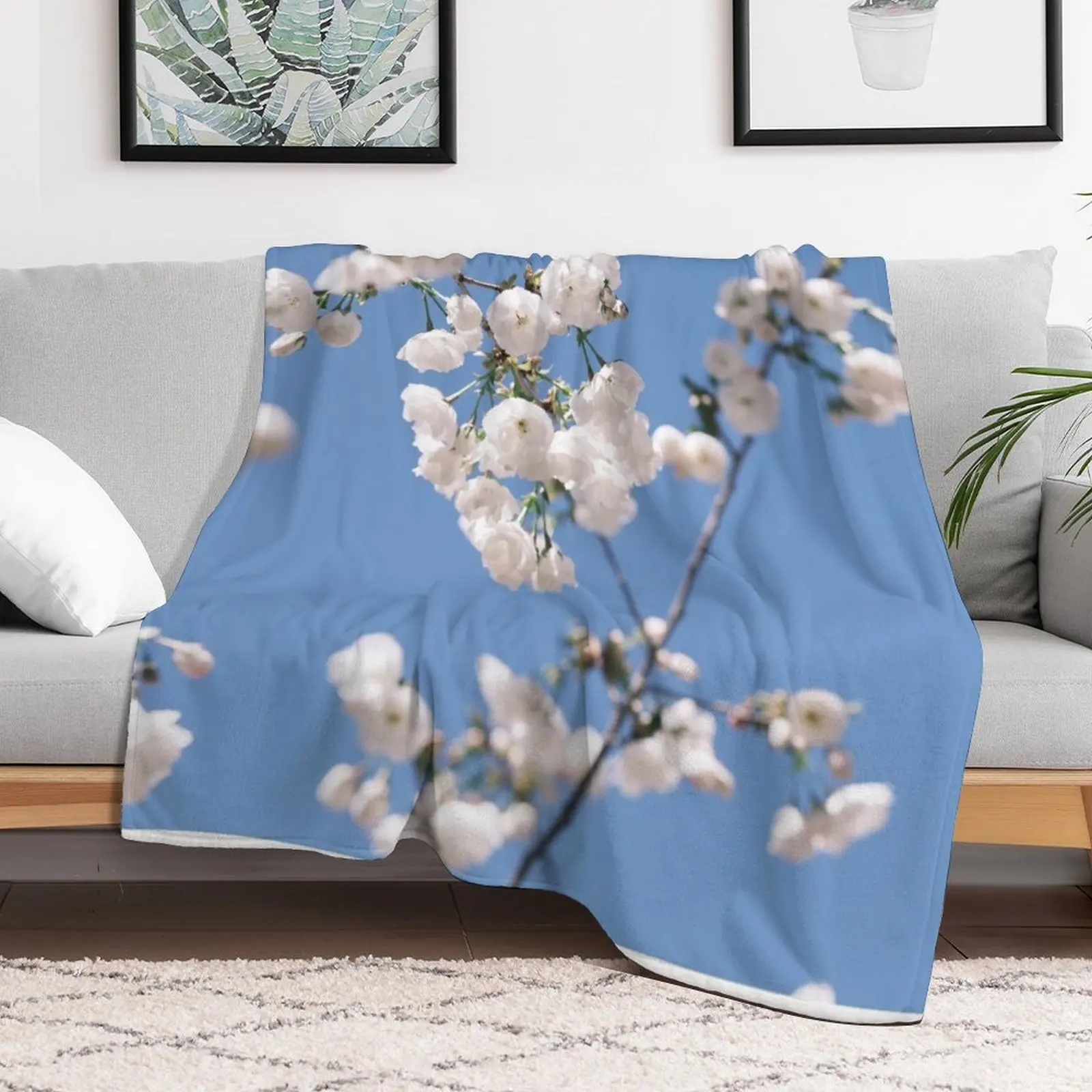 Маленькое белое дерево цветы сольное озеро город пледы декоративные диваны