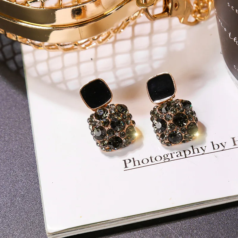 

2023 New Personality Trend Prevent Allergy exquisite Fashion Stud Earrings Handmade Elegant Women's Vintage Stud Earrings