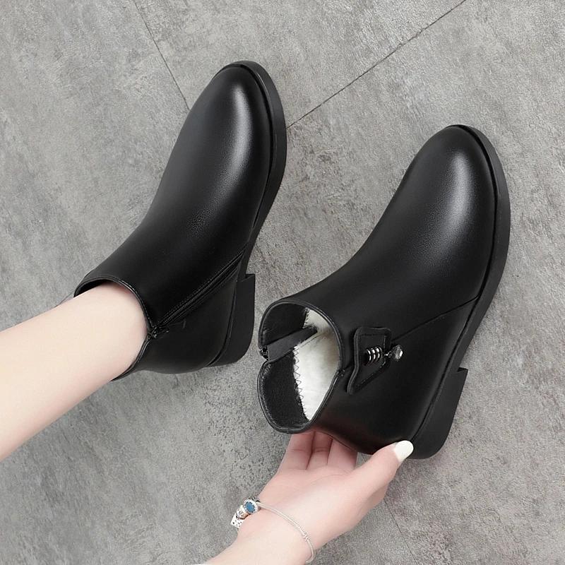 Women Winter Boots Anti-slip 2023 New Genuine Leather Boots Women Middle-aged Wool Warm Large Size Mom Boots Women Shoes