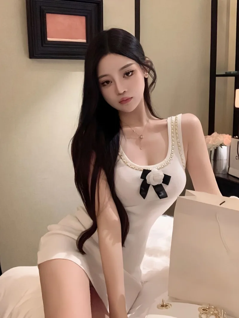 Женское трикотажное платье с цепочкой и поясом черный жилет без рукавов на