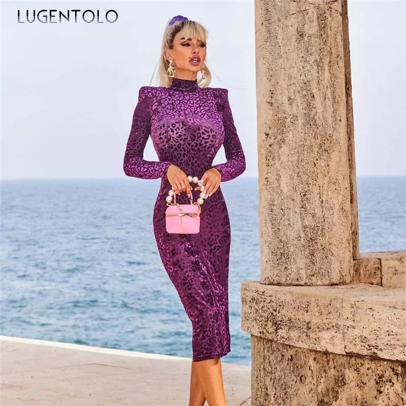 Женское элегантное платье с высоким воротником и плечевыми подушечками