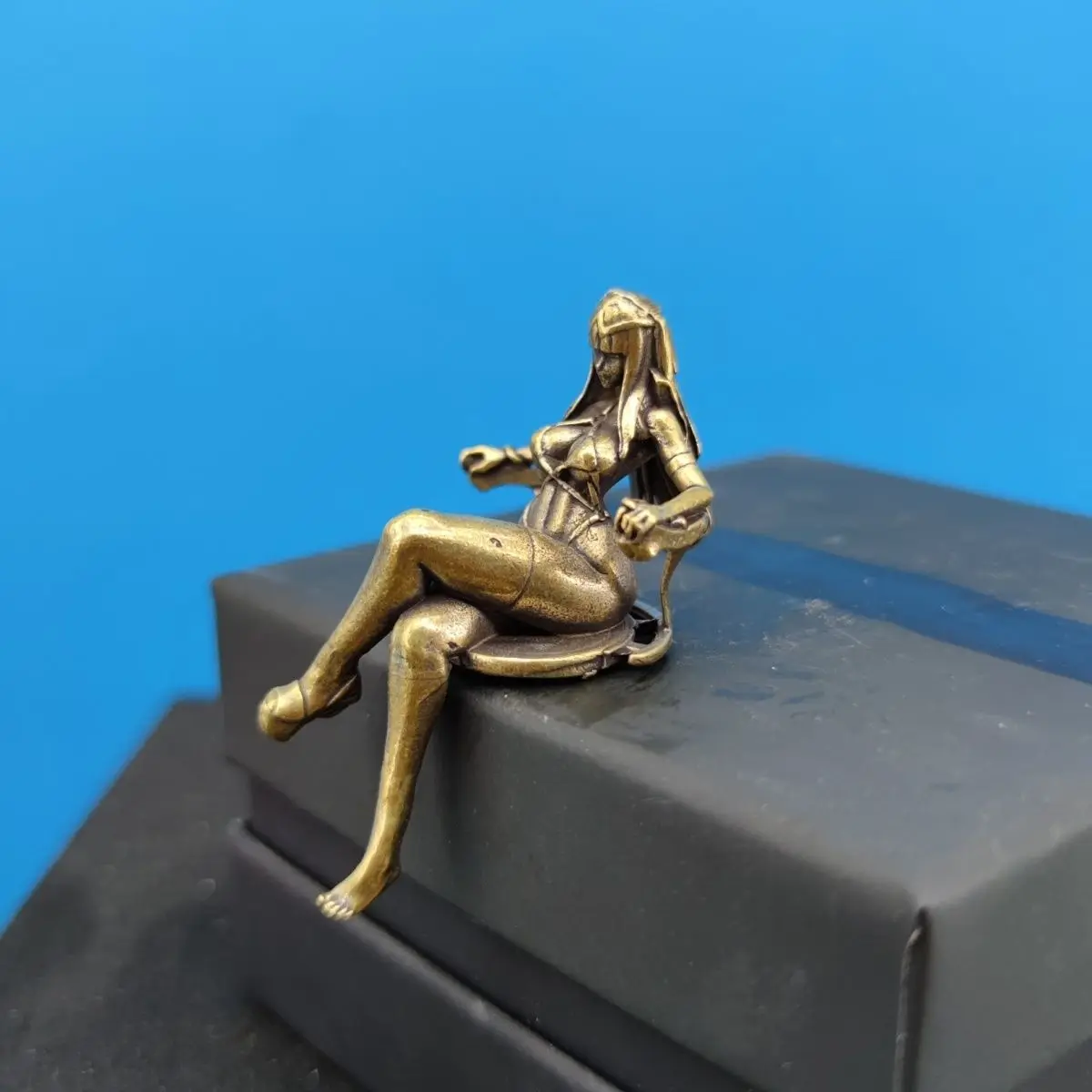 Латунная статуэтка девушки аниме стиль