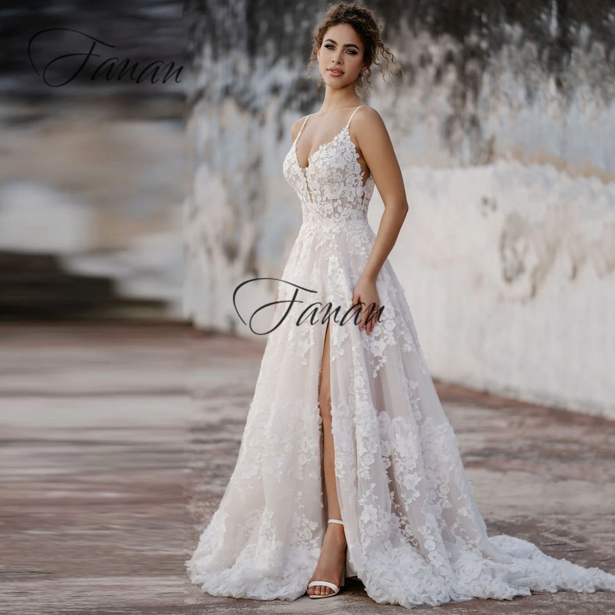 

Gogerous Lace Appliques Wedding Dresses Sexy Slit Spaghetiti Straps Bridal Gowns Sweep Train Princess Celebrity Dresses 2022