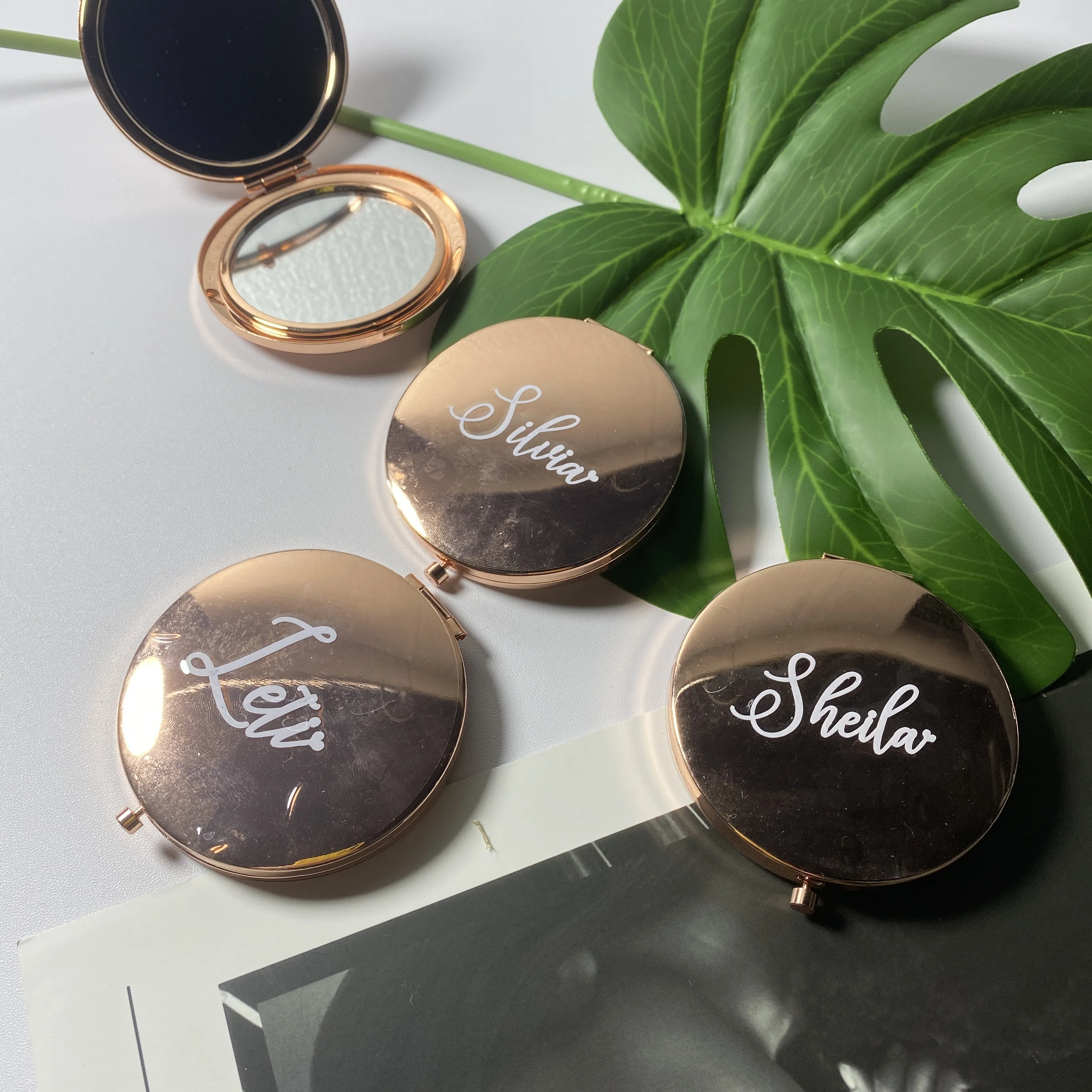 

Personalized Fashion Compact Makeup Mirror Double-Sided Folding Metal Wedding Gift Box Bridesmaid Makeup Mirror Christmas Gifts