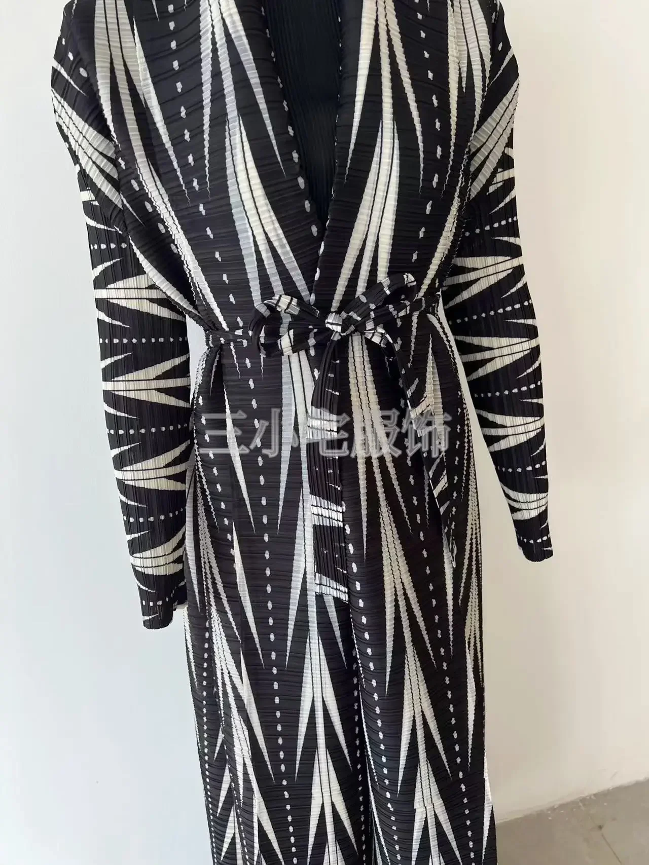 Плиссированный халат с длинным рукавом и принтом ветрозащитное женское пальто