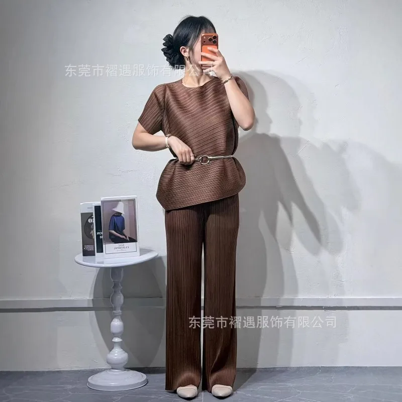 Фото Плиссированный костюм Miyake: базовый комплект весна-лето 2026, новая коллекция, элегантный однотонный плиссированный топ с асимметричным краем и складками №3