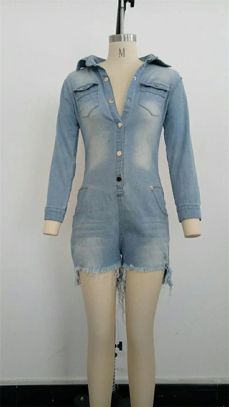 Джинсовый комбинезон с рваными шортами отложным воротником