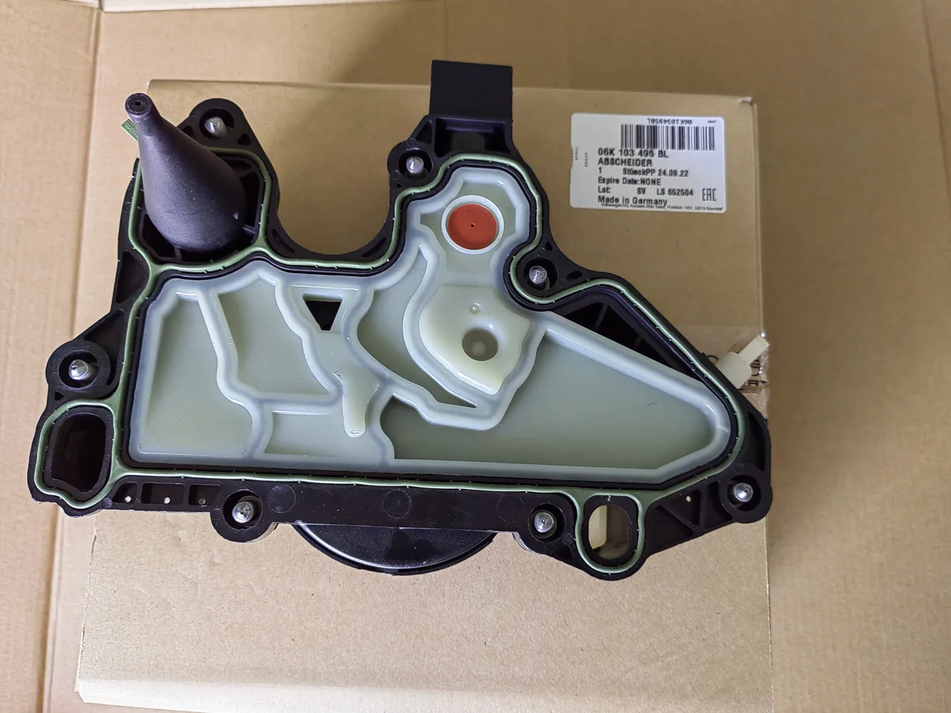 

Оригинальный Новый масляный сепаратор PCV клапан вентиляционного отверстия Картера 06K103495BL для Audi A3 A4 A6 Q3 TT Golf 06K103495R / 06K103495T / 6K103495AF