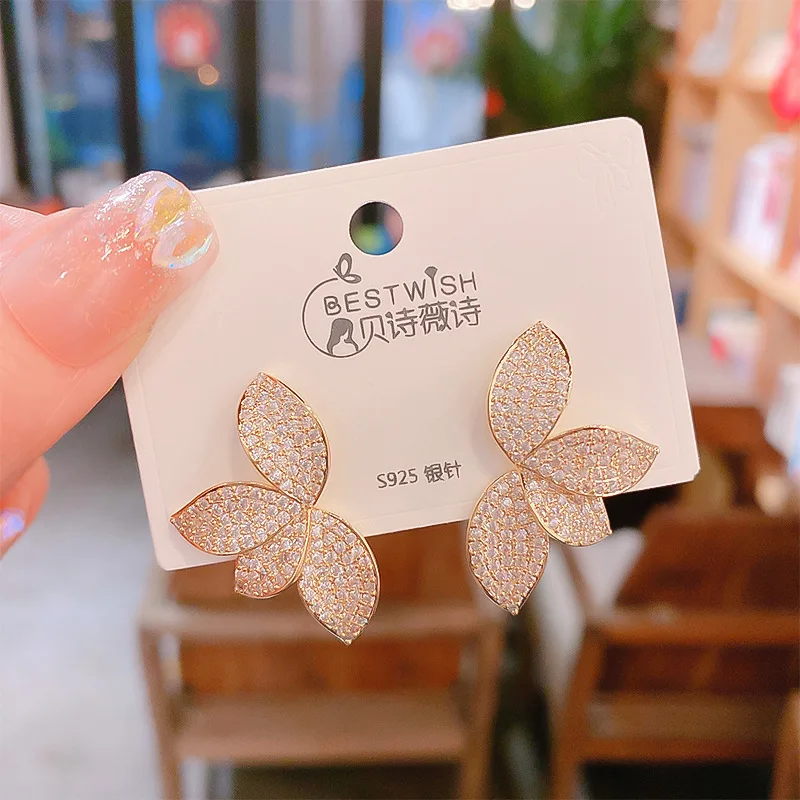 

Fashion AAA Cubic Zirconia Micro Pave Setting Leaf Shaped Stud Earrings for Women