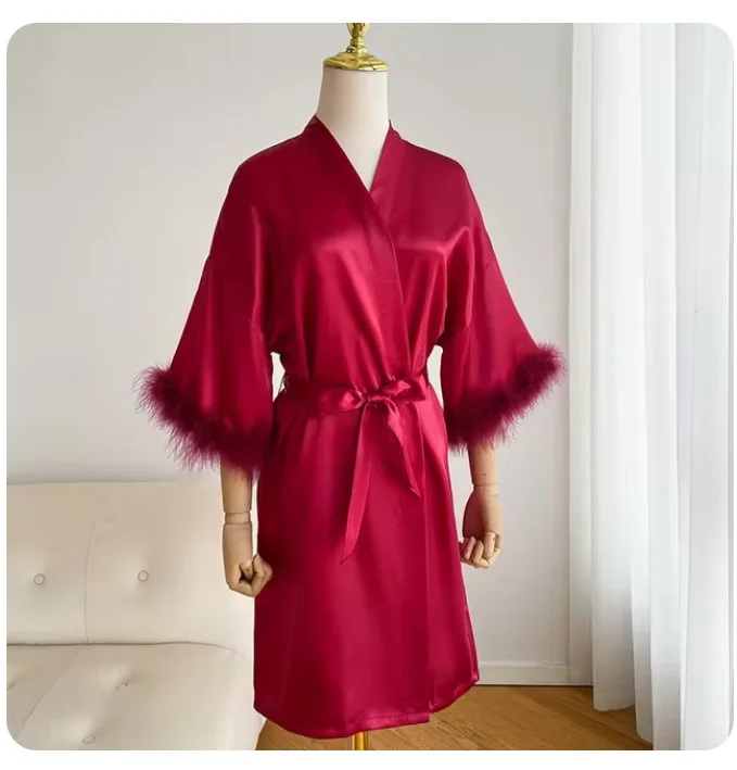 Атласный ночной халат с рукавами-перьями