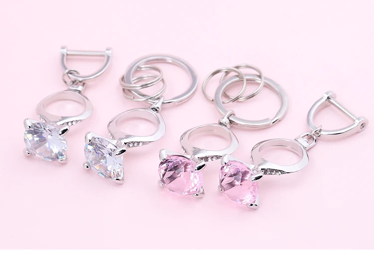 

Easya New Glamour Luxury Classic Pearl Diamond Keychain Lady Accessories Bag Decoration Car Key Wedding Party Gift for Guests