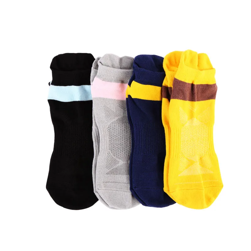 Носочки в магните. Носки с ручками. Вязаные носки пивные кружки. Grip socks kids. Носки.