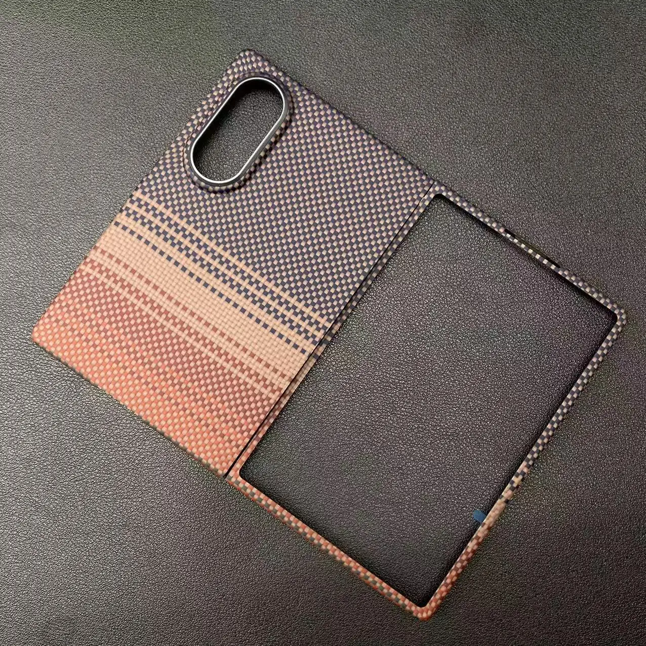 Фото Чехол из кевлара для Samsung Galaxy Z Fold 8 с защитой шарнира передней крышки, магнитный, из углеродного волокна, тонкий, противоударный, с защитой от падений. №5